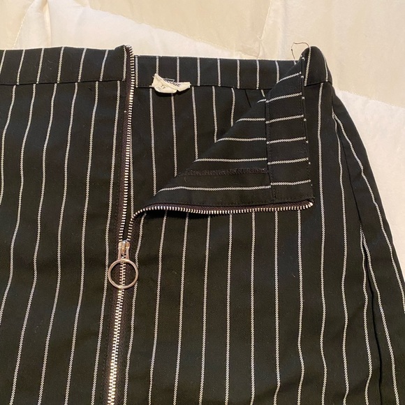 Black with white Stripe short skirt - Picture 3 of 3